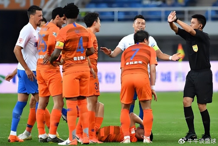 山东泰山队前三轮表现起伏 瓦科状态低迷年轻球