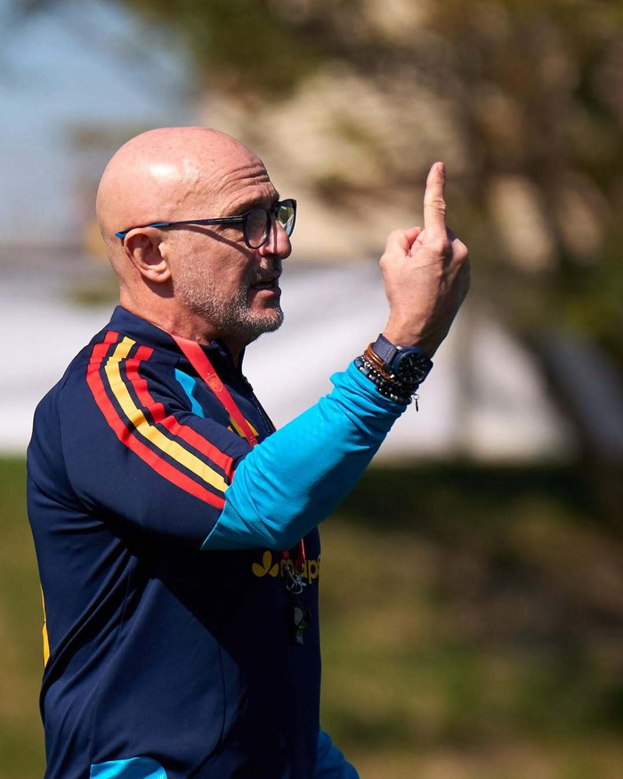 西班牙国家队备战世界杯训练首日聚焦战术细节