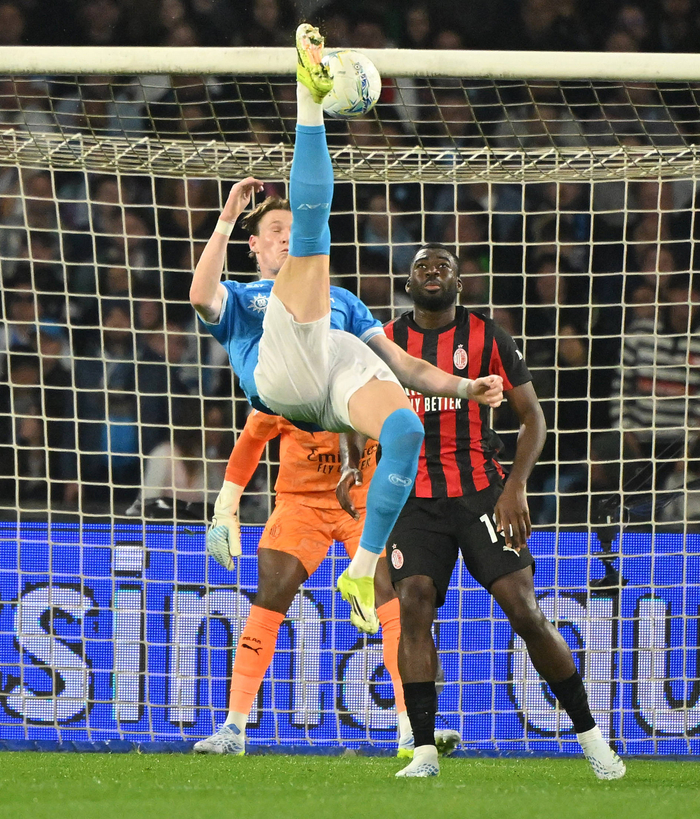 米兰0-1那不勒斯，争冠梦碎战术保守与更衣室裂