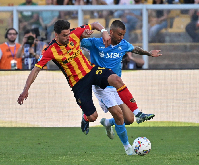 米兰0-1那不勒斯，争冠梦碎战术保守与更衣室裂