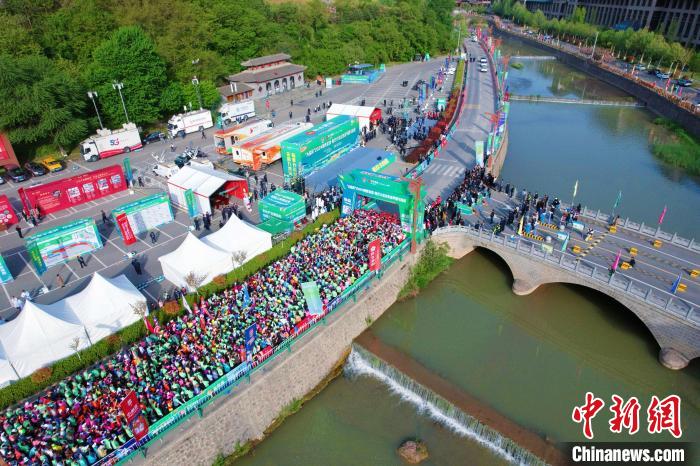 陈仓九龙山生态半程马拉松开跑：8000名跑者竞速