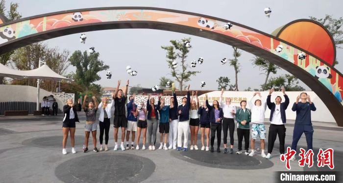 青少年网球冠军走进成都熊猫基地 沉浸式体验大