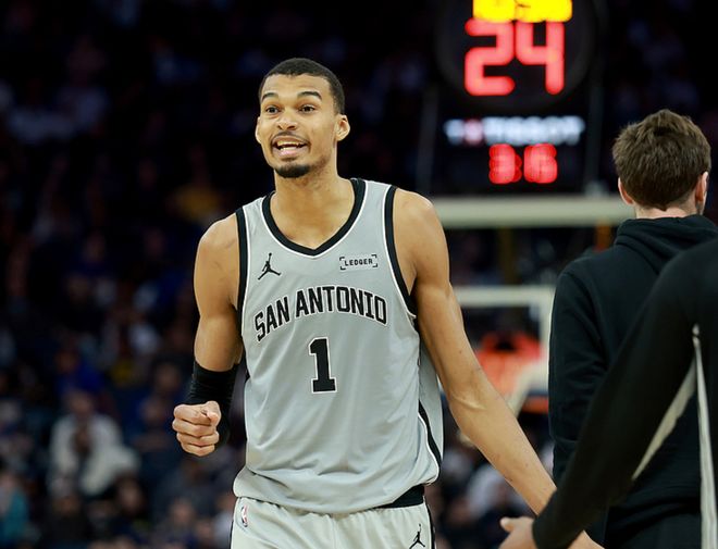 马刺大胜勇士登顶西部第二 掘金爵士鏖战掘金登